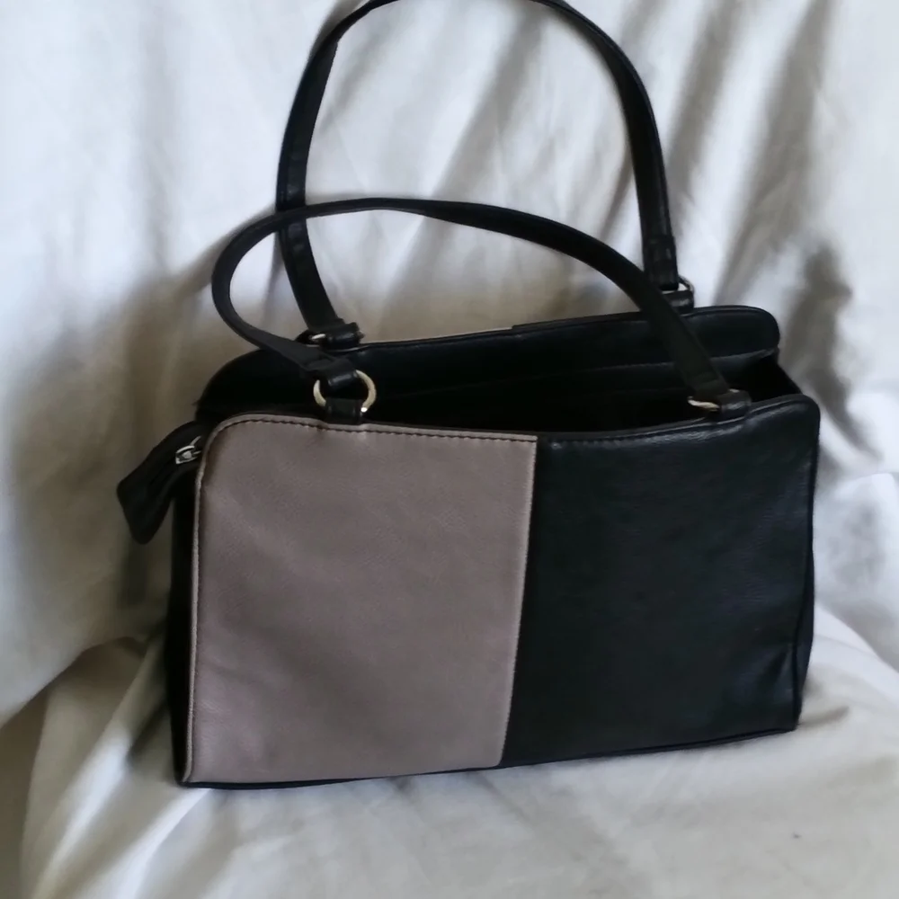 Nine West Purse Black and Cream Satchel Bag Pocket Book Elegant Versatile Tassel